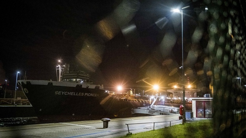 Kapal tanker minyak Seychelles Pioneer menjadi sasaran protes aktivis lingkungan Greenpeace karena dilaporkan membawa minyak Rusia di Pelabuhan Antwerpen, Belgia pada 10 April 2022, di tengah serangan Rusia ke Ukraina. (FOTO: JASPER JACOBS / BELGA / AFP)