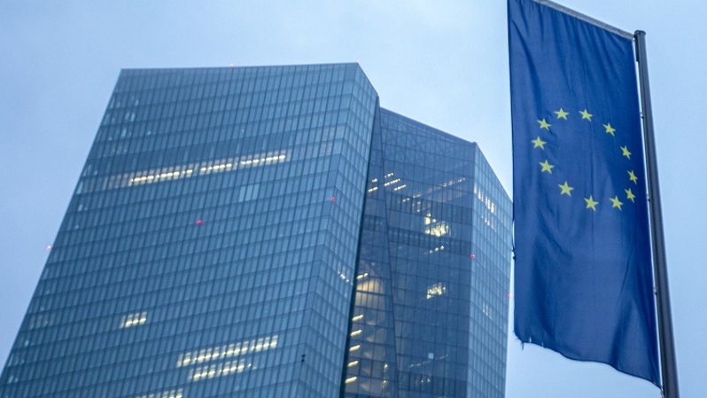 Bendera Eropa berkibar di depan gedung Bank Sentral Eropa (ECB) di Frankfurt am Main, Jerman barat, beberapa waktu lalu. (FOTO: ANDRE PAIN / AFP)