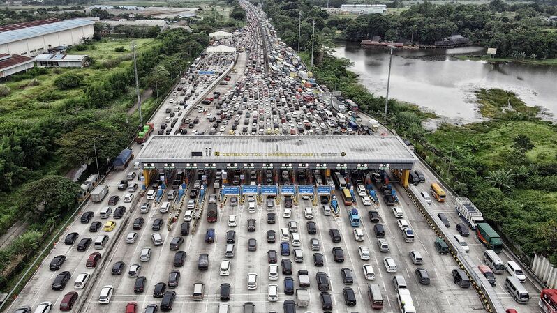 Antrian Kendaraan Di Gerbang Tol Cikampek Utama