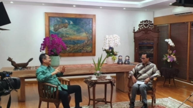 Menteri Perhubungan Budi Karya Sumadi saat sesi wawancara khusus oleh Direktur Pemberitaan BeritaSatu Media Holdings Primus Dorimulu di Rumah Dinas Menteri, Komplek Menteri Widya Chandra, Jakarta, Selasa (3/5/2022). (Investor Daily/Gagarin)
