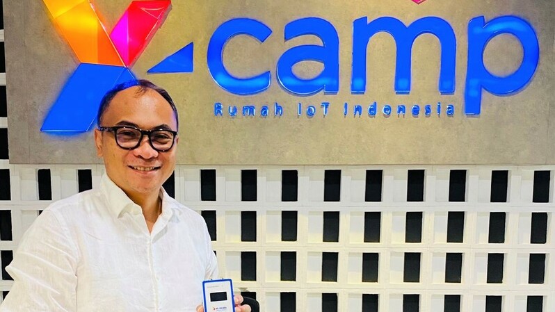 Direktur & Chief Technology Officer XL Axiata, I Gede Darmayusa, menunjukkan perangkat Temptrax 2501. (IST)