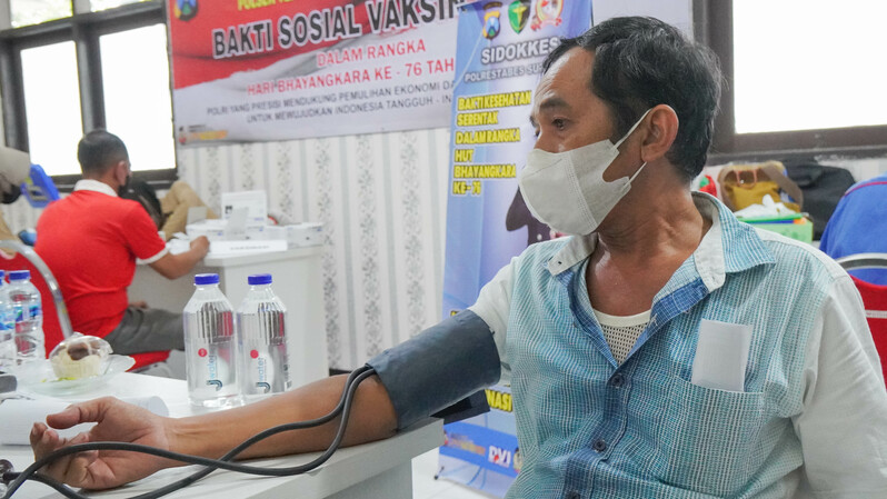 Vaksinasi booster yang dilakukan oleh Kosme Grup bersama Polsek Tenggilis.