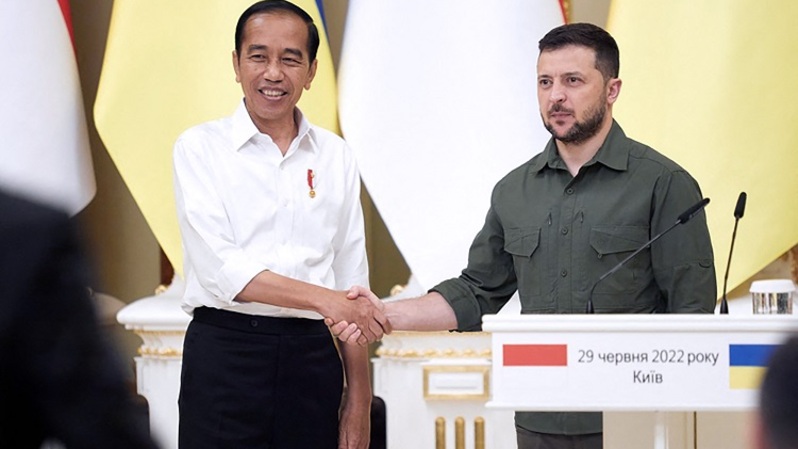 Gambar ini diambil dan dirilis oleh layanan pers kepresidenan Ukraina pada 29 Juni 2022, menunjukkan Presiden Ukraina Volodymyr Zelensky (kanan) dan Presiden Joko Widodo berjabat tangan selama konferensi pers sebagai bagian dari pembicaraan mereka di Kyiv. (FOTO: STR / AFP)