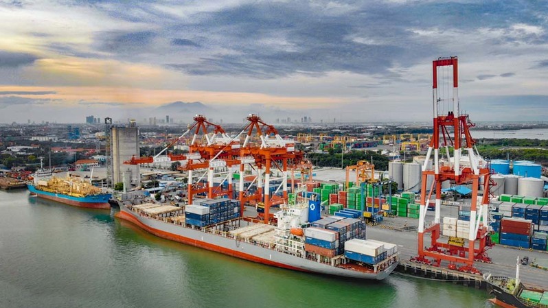 Kegiatan muat peti kemas di Pelabuhan Tanjung Perak Surabaya. Foto: Istimewa