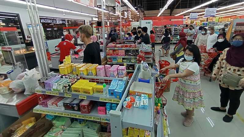 Masyarakat berbelanja kebutuhan pokok di salah satu supermarket di Serpong, Tangerang Selatan, Banten. (Foto ilustrasi: BeritaSatu Photo/Mohammad Defrizal)