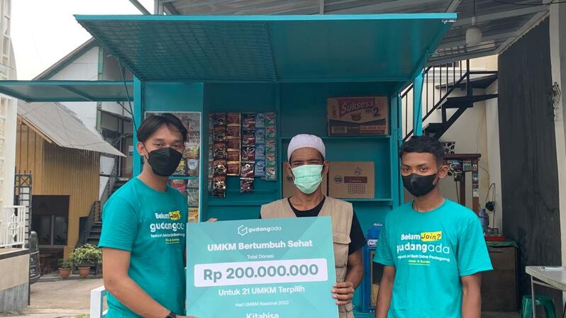 GudangAda menyerahkan bantuan untuk mendukung pengembangan bisnis pelaku UMKM. (IST)