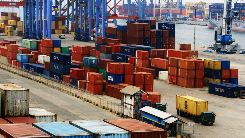 Suasana di terminal bongkar muat peti kemas di Pelabuhan Tanjung Priok, Jakarta Utara. (BeritaSatuPhoto/Joanito De Saojoao)