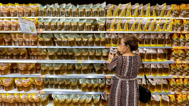 Minyak goreng kemasan. (BeritaSatu Photo/Ruht Semiono)