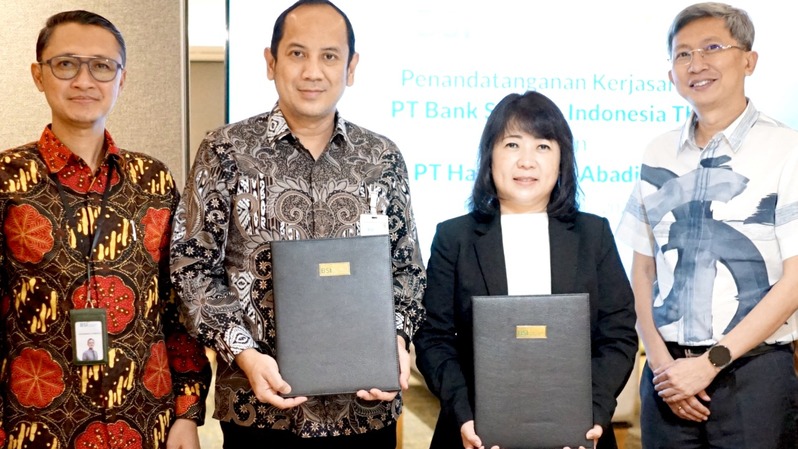 Penandatanganan Kerjasama antara PT Bank Syariah Indonesia Tbk (BSI) dan PT Hartadinata Abadi Tbk dilakukan dalam rangka memperkuat pengembangan bisnis dan jaringan pemasaran produk Cicil Emas BSI. Perjanjian kerjasama ini dilakukan oleh Mahendra Nusanto Group Head Gold & Pawning Business Group BSI, (dua dari kiri) dan Direktur Utama PT.Hartadinata Abadi Sandra Sunanto (dua dari kanan) disaksikan oleh M.Syukron Habiby Department Head Gold Investment (paling kiri) dan Komisaris Utama PT Hartadinata Abadi Tbk Ferriyadi Hartadinata.
