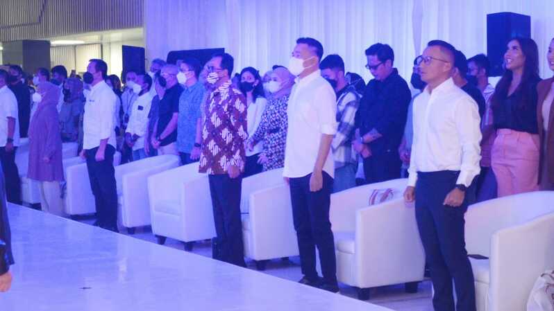 Menteri Perhubungan Budi Karya Sumadi (ketiga dari kanan paling depan) dan pemilik Lion Air Group Rusdi Kirana (kedua dari kanan paling depan) saat di acara perayaan satu tahun Super Air Jet. (Foto: BKIP Kemenhub)