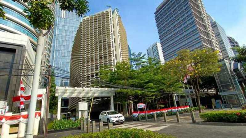 Salah satu gedung perkantoran yang tanpa menggunakan pagar di Jalan Jenderal Sudirman di Jakarta, Sabtu, 13 Agustus 2022. Wakil Gubernur DKI Jakarta Ahmad Riza Patria (Ariza) mendorong kosep terbuka gedung-gedung di ruas Jalan Sudirman-Thamrin.