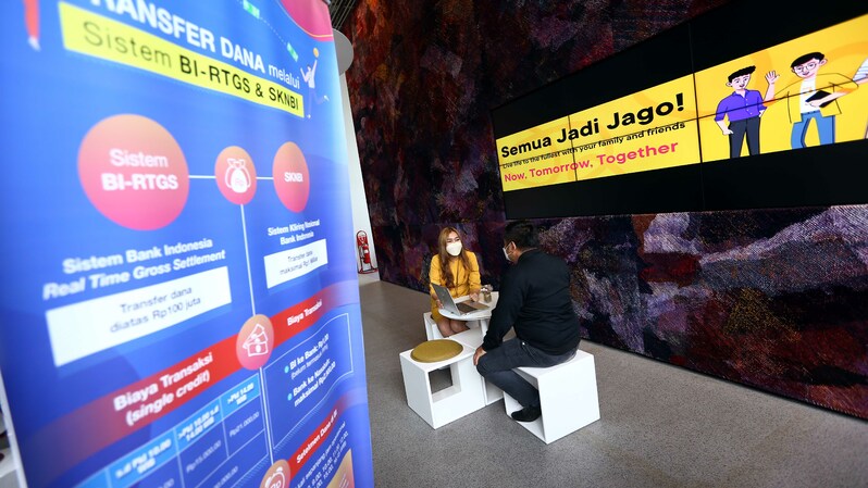 Nasabah mendapatkan pelayanan di Kantor Bank Jago (ARTO) di Jakarta. (B-Universe Photo/Mohammad Defrizal)