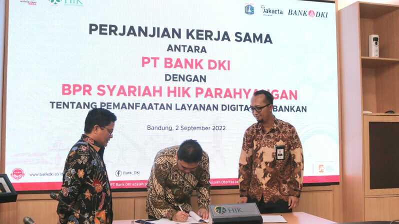 Penandatanganan kerja sama oleh Direktur Ritel & Syariah Bank DKI Babay Parid Wazdi serta Direktur Utama PT BPR Syariah HIK Parahyangan Martadinata di Bandung, Jumat (2/9/2022).