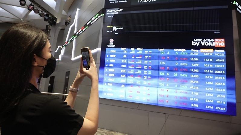 Pengunjung berada di galeri Bursa Efek Indonesia (BEI), Jakarta. (Investor Daily/David Gita Roza)