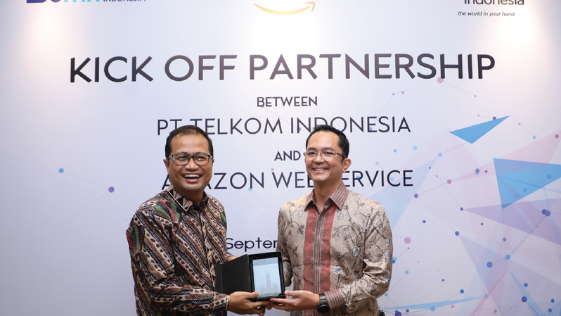 Direktur Strategic Portfolio Telkom Budi Setyawan Wijaya (kiri) melakukan foto bersama dengan Director ASEAN Growth Market AWS Haris Izmee (kanan) usai seremoni penandatanganan kerja sama antara Telkom dengan AWS Indonesia. (Foto: Dok. Telkom)