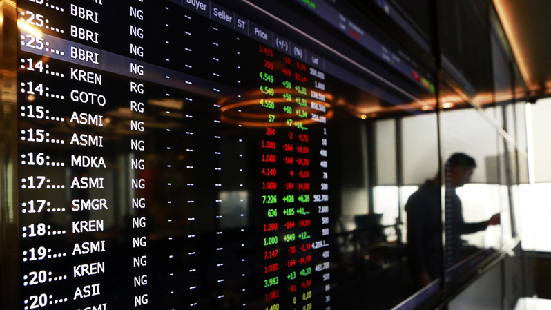 Aktivitas investor di galeri sekuritas di Jakarta. (Beritasatu Photo/Uthan AR)