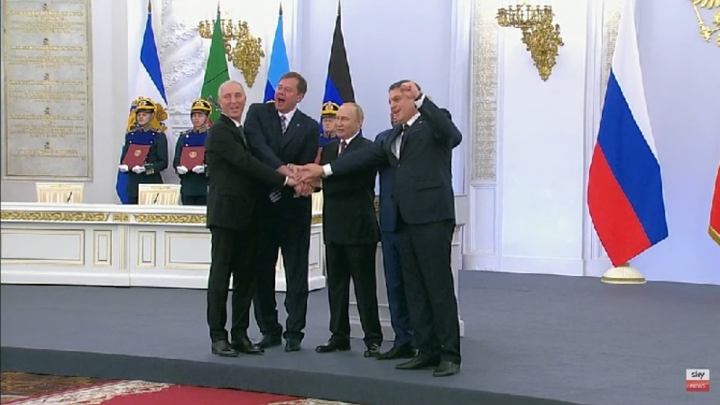 Presiden Rusia Vladimir Putin (tengah) dengan empat pemimpin di wilayah Ukraina bergaya untuk foto bersama, setelah dekrit aneksasi empat wilayah Ukraina ditandatangani pada 30 September 2022. (Foto: Sky News)