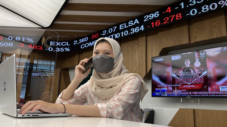 Investor berada di kantor cabang Mandiri Sekuritas, Jakarta. (BeritaSatu Photo/David Gita Roza)