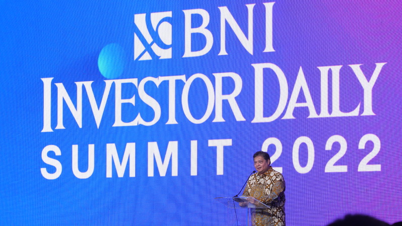 Menteri Koordinator Bidang Perekonomian Airlangga Hartarto, memberikan sambutan khusus, saat Investor Daily Summit 2022, Jakarta, Selasa (11/10/2022). BeritasatuPhoto/David Gita Roza