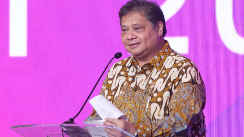Menteri Koordinator Bidang Perekonomian Airlangga Hartarto memberikan sambutan khusus saat Investor Daily Summit 2022, Jakarta, Selasa, 11 Oktober 2022. (BeritasatuPhoto/David Gita Roza)