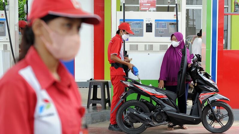 Petugas SPBU melakukan pengisian BBM Pertalite (foto istimewa)