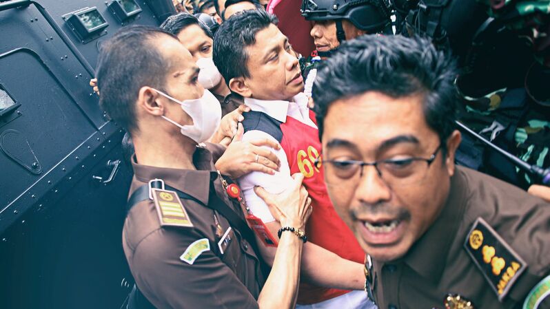 Ferdy Sambo, terdakwa kasus dugaan pembunuhan Brigadir Nofriansyah Yosua Hutabarat atau Brigadir J dan obstruction of justice saat dikawal ketat petugas. (B-Universe Photo/Joanito De Saojoao)