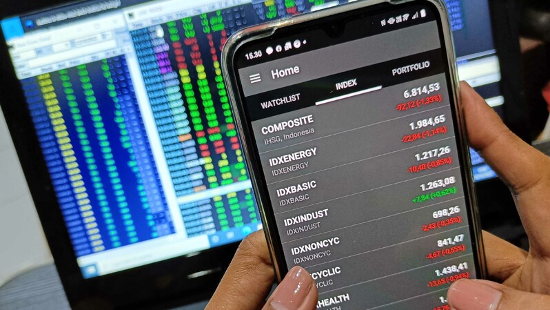 Investor menganalisis pergerakan harga saham. (B Universe Photo/Mohammad Defrizal)