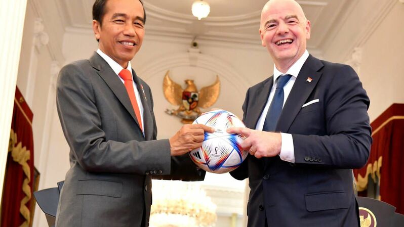 Presiden FIFA Gianni Ifantino bertemu dengan Presiden Jokowi di Istana Merdeka, Kompleks Istana Kepresidenan Jakarta, Selasa (18/10/2022).