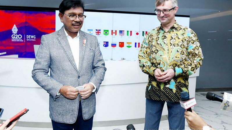 Menkominfo Johnny G Plate (kiri) menerima kunjungan Duta Besar Ukraina untuk Indonesia HE Vasyl Hamianin (kanan) di Kantor Kemenkominfo, Jakarta, Selasa (18/10/2022).