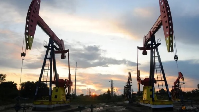 Pompa angguk (pumpjack) terlihat saat matahari terbenam di ladang minyak Daqing, Provinsi Heilongjiang, Tiongkok pada 22 Agustus 2019. (Foto: REUTERS/Stringer)