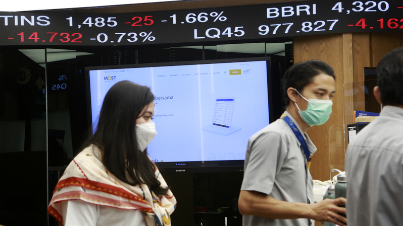 Aktivitas investor di galeri sekuritas di Jakarta. (Beritasatu Phoo/Uthan AR)