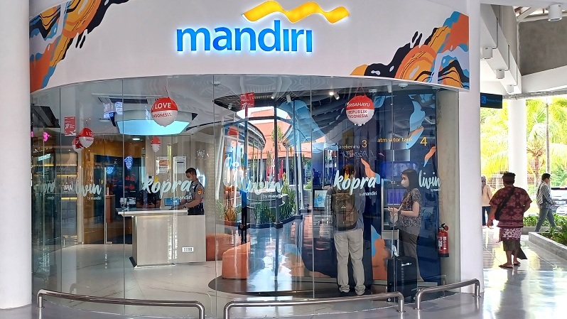 Nasabah sedang menarik uang di ATM Bank Mandiri. (B Universe/Uthan AR)