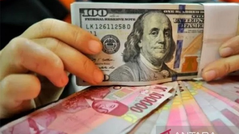 Ilustrasi lembaran mata uang rupiah dan dolar Amerika Serikat. (ANTARA FOTO/Puspa Perwitasari/aa)