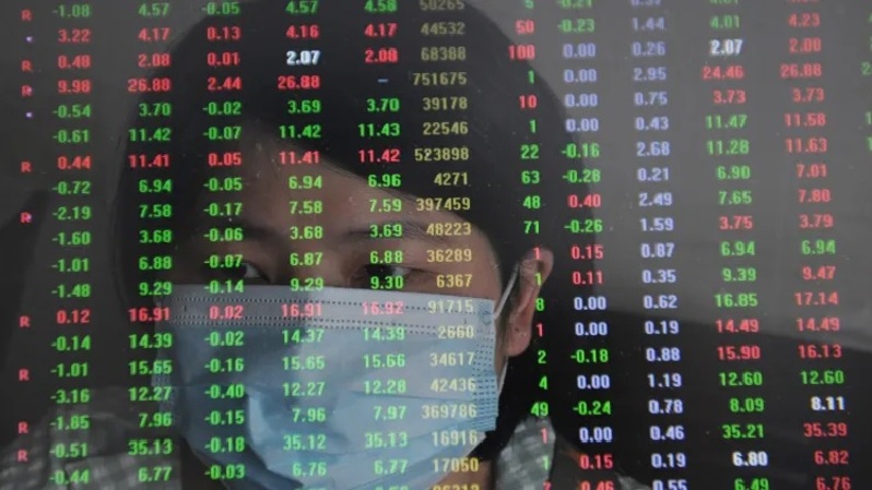 Tren pasar saham terlihat di sebuah layar di Shiyan, Provinsi Hubei, Tiongkok pada 19 Agustus 2021. (Foto: Costfoto / Barcroft Media / Getty Images)