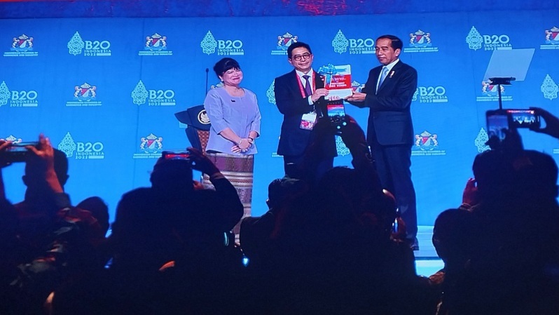 B20 Indonesia Chair Shinta Kamdani, Ketua Umum Kamar Dagang dan Industri (Kadin) Indonesia Arsjad Rasjid, serta Presiden Joko Widodo (Jokowi) dalam penyerahan komunike hasil perudingan B20 di Bali pada 14 November 2022. (B Universe Photo/Jayanty Nada Shofa)