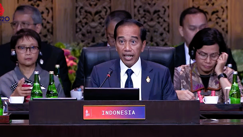 Presiden Joko Widodo (Jokowi) secara resmi membuka KTT G20 di Nusa Dua, Bali, Selasa (15/11/2022). Dalam sambutannya Presiden menyampaikan sejumlah tantangan yang dihadapi dunia saat ini, di antaranya krisis energi dan pangan, pandemi Covid-19 yang belum selesai, serta rivalitas yang terus menajam. (Sumber: Youtube/Sekretariat Presiden)