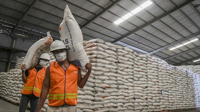 Pekerja memanggul karung beras di Gudang Perum Bulog Divre DKI Jakarta dan Banten, Kelapa Gading. (ANTARA FOTO/Galih Pradipta/hp)