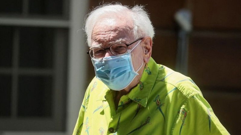 CEO Berkshire Hathaway Warren Buffett tiba untuk menghadiri Konferensi Media tahunan Allen and Co. Sun Valley di Sun Valley, Idaho, Amerika Serikat pada 5 Juli 2022. (Foto: REUTERS/Brendan McDermid)