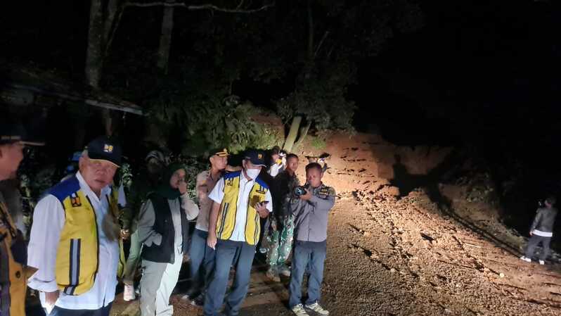 Menteri Pekerjaan Umum dan Perumahan Rakyat (PUPR) Basuki Hadimuljono meninjau lokasi longsor akibat gempa di Kecamatan Cugenang, Cianjur, Jawa Barat. Menteri Basuki beserta rombongan tiba di lokasi pada Senin (21/11/2022) pukul 21.45 WIB. Gempa susulan masih terjadi pada pukul 21.30 WIB.
Sumber: Istimewa