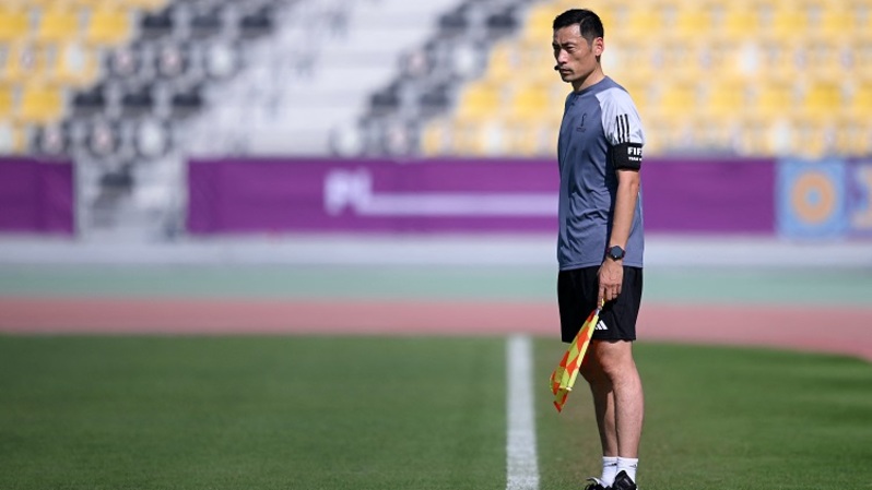 Asisten wasit Tiongkok Shi Xiang menghadiri acara hari media di Stadion Klub Olahraga Qatar di Doha pada 18 November 2022, menjelang turnamen sepak bola Piala Dunia Qatar 2022. (Foto: Anne-Christine POUJOULAT / AFP)