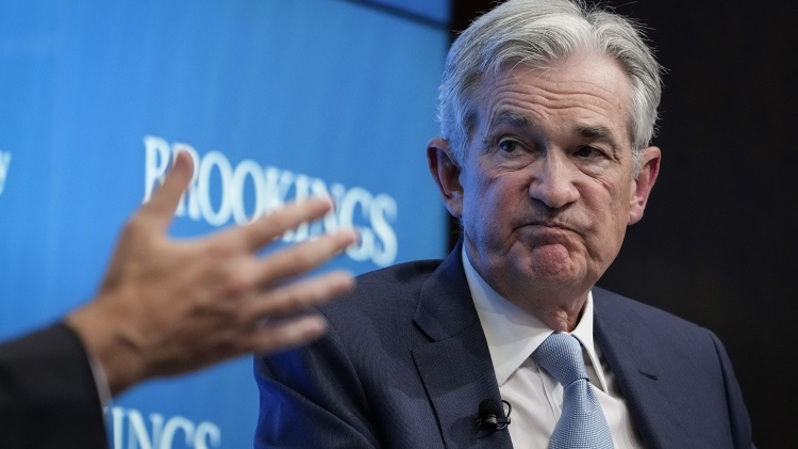 Gubernur Federal Reserve Amerika Serikat (AS) Jerome Powell berpartisipasi dalam sesi tanya jawab setelah berbicara di Brookings Institution pada 30 November 2022 di Washington, AS. Powell membahas prospek ekonomi, inflasi, dan pasar tenaga kerja. (Foto: Drew Angerer/Getty Images/AFP)