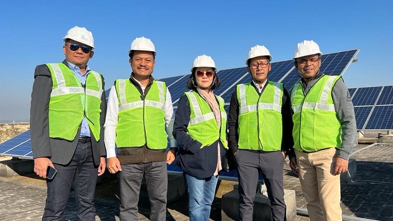 Meninjau solar panel di rooftop Universitas Jawaharlal Nehru, New Dehli, India, Rabu 14 Desember 2022. (ki-ka): Presdir EMITS Yovie Prihadi, Pemred Investor Daily Primus Dorimulu, CFO Indika Energy Retina Rosabai, CEO Indika Group Azis Armand, dan Head International Business Fourth Partner Energy Sajid Syed.