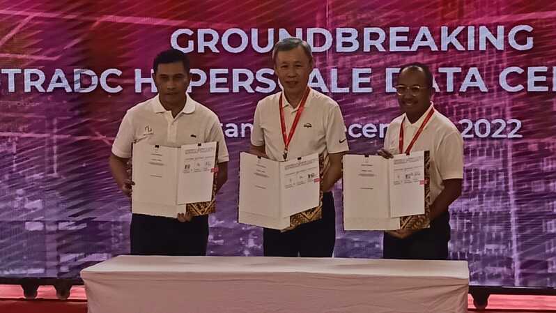 Dari kiri ke kanan: CEO Telkom Data Ekosistem (NeutraDC) Andreuw Th AF, CCO Regional data Center Singtel Andrew Lim, dan CEO Medco Power Eka Satria usai penandatanganan kerja sama pembangunan data center Telkom di Batam, Rabu (21/12/2022).
