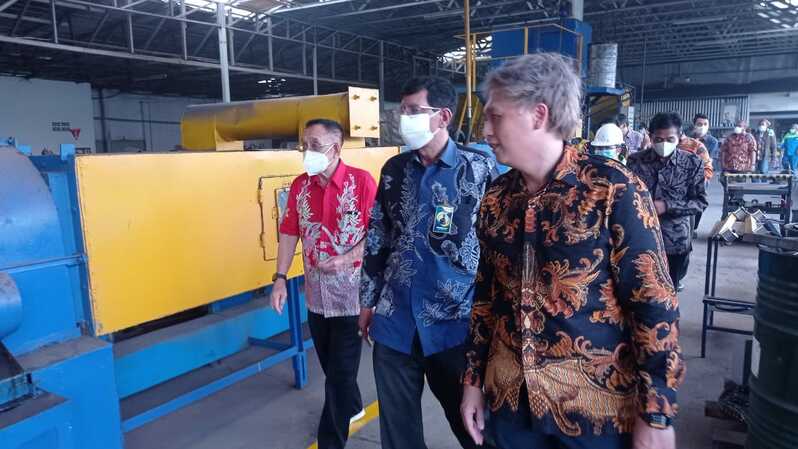 Pelepasan Ekspor Perdana End Product untuk Mendukung Hilirisasi, di pabrik genteng metal PT Tatalogam Lestari (Tatalogam Group) di Cibitung, Bekasi, Rabu (21/12/2022).
