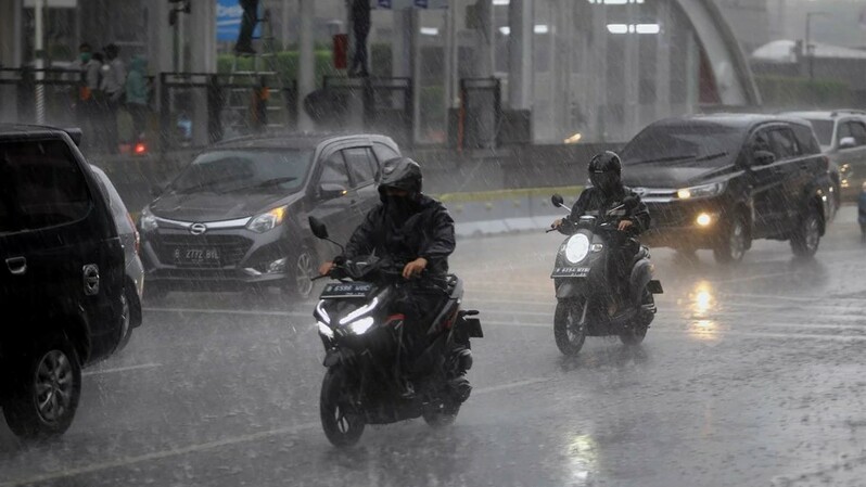 Hujan lebat di Jakarta.