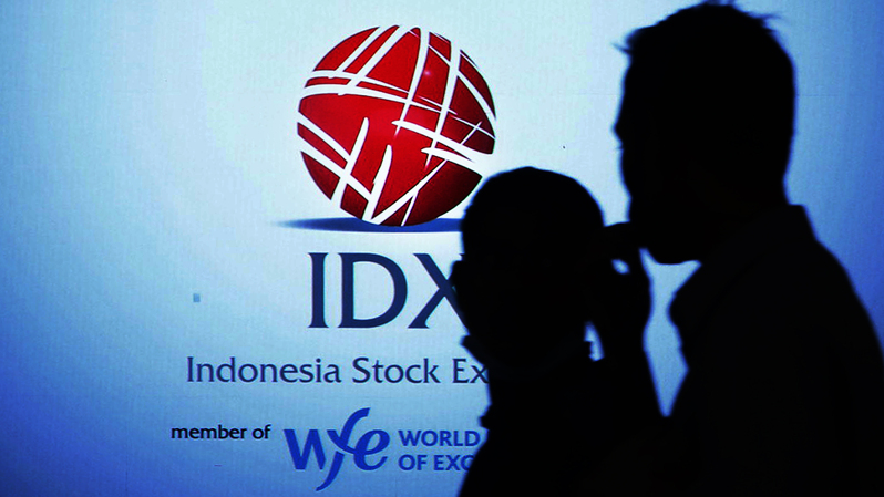 Karyawan melintas di depan logo IDX di Bursa Efek Indonesia, Jakarta. (B-Universe Photo/Uthan AR)
