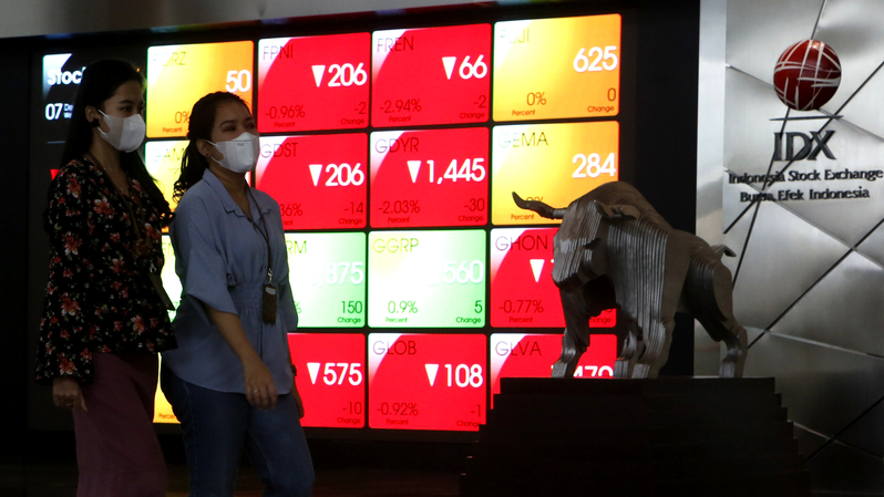 Pengunjung melintas didepan monitor saham di Bursa Efek Indonesia, Jakarta. (B-Universe Photo/Uthan AR).