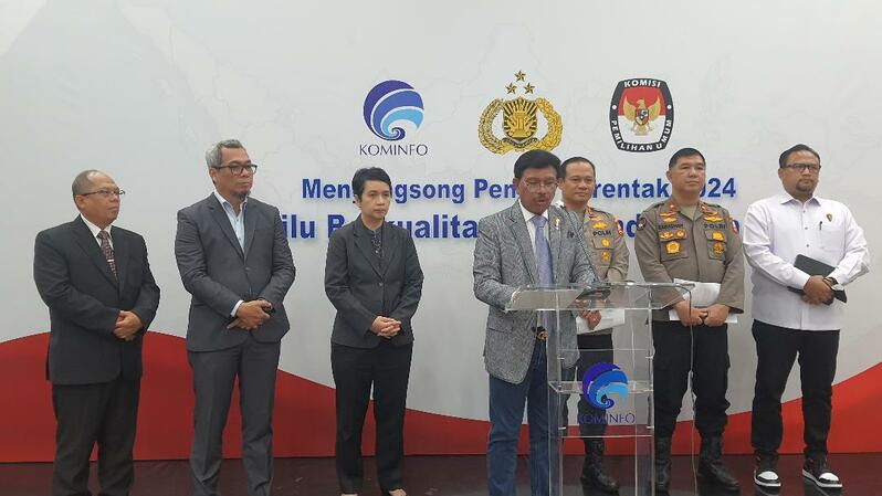 Johnny G Plate, Menteri Komunikasi dan Informatika (Menkominfo) (tengah) saat menandatangani nota kesepahaman (MoU) antara Kemenkominfo dan Kepolisian RI tentang "Sinergi Tugas dan Fungsi di bidang Komunikasi dan Informatika" di Gedung Kemenkominfo, Rabu (4/1/2023). (Foto: B-Universe/Eman)