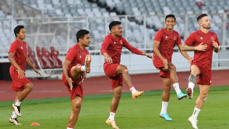 Sejumlah pemain Timnas Indonesia berlatih menjelang laga semifinal Piala AFF 2022 di Stadion Utama Gelora Bung Karno, Jakarta, Kamis (5/1/2023). (ANTARA FOTO/Akbar Nugroho Gumay/foc)