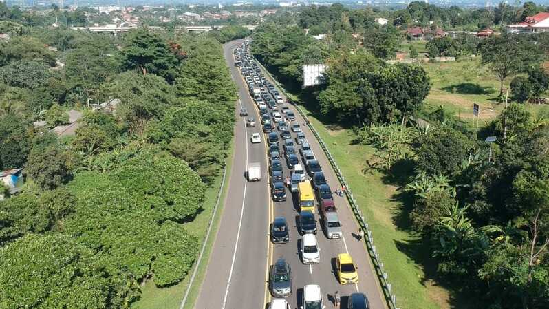 Suasana antrean kendaraan menuju arah kawasan Puncak Bogor, Sabtu (7/1/2023)